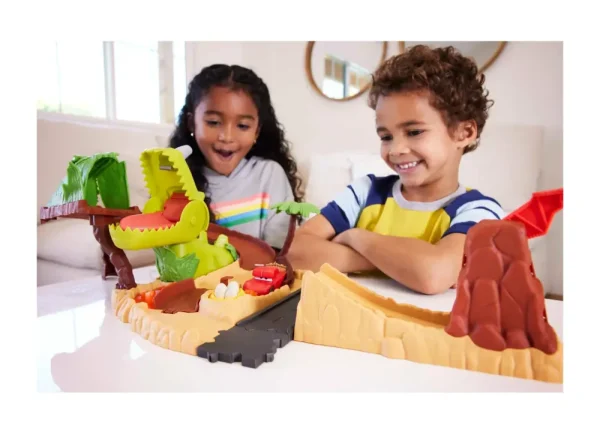 Best Sale Disney Pixar Set Parco Dei Dinosauri, Pista Con Dinosauro Con Azione Morso, 1 Veicolo Saetta Mcqueen Preistorico Incluso, Giocattolo Per Bambini, 4+ Anni, Hmd74 Garage E Circuiti
