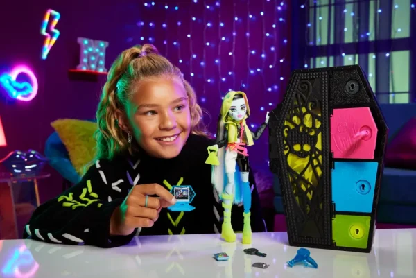 Cheap Segreti Da Brivido Neon Frights Frankie Stein, Playset Con Bambola, Abiti E Armadietto Per I Look Fashion Dolls